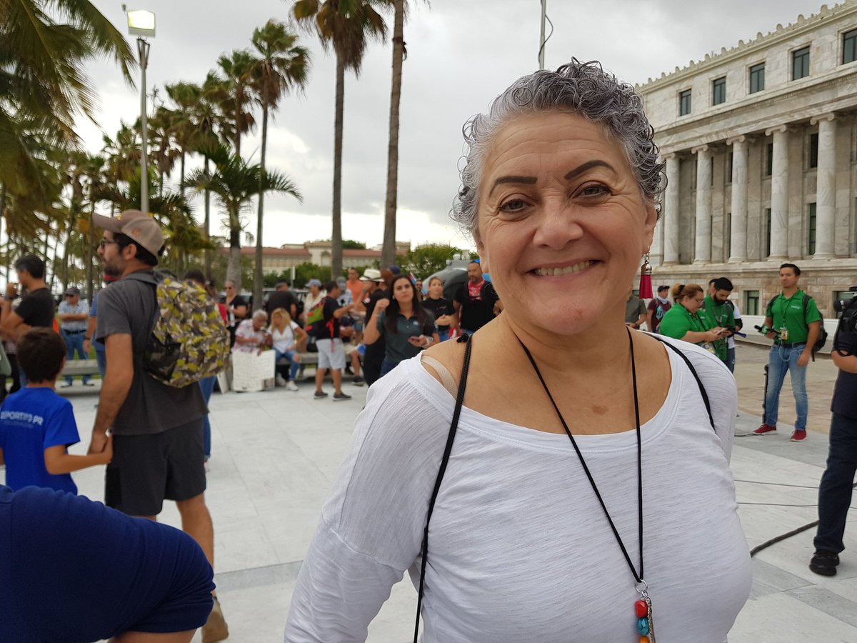 El activista Pedro Julio Serrano y la cantante Jossie Latorre  entre los que han dicho presente en la manifestación en el Capitolio. #Destino2020 #RDclaro