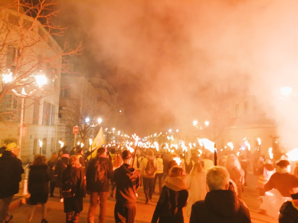 cgtolivier's tweet photo. Magnifique #RetraiteAuxFlambeaux ce soir à #Toulon pour dire #Retrait #ReformeRetraites. Espérons que cela présage d'une journée record demain pour la #greve24janvier. 🤞 https://t.co/ENhc4vdMMm