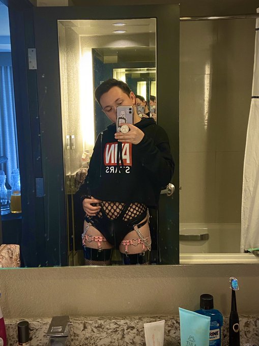 1 pic. ?? AVN DAY 2! ??

#femboy #avn #aee #twink #fishnets #avnstars https://t.co/NPCLRRm0K8