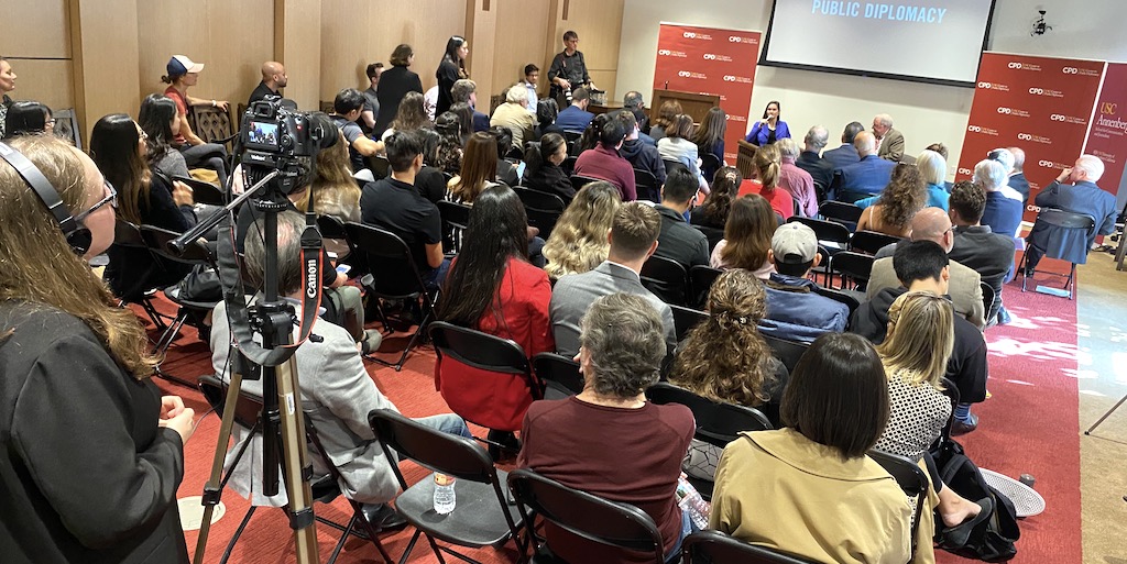 PublicDiplomacy's tweet photo. @USCAnnenberg @michellegiuda @StateDept @UnderSecPD @USC @PhilipSeib Audience Q: How do we evaluate results of #PublicDiplomacy initiatives?
Assistant Secretary @michellegiuda: It’s important to integrate data and analytics into everything that we’re doing…and to understand what messages and channels are working and what’s not.
#CPDEngage https://t.co/4wh5gx9kqI
