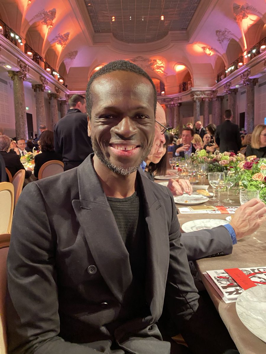 clarissereille's tweet photo. Imane Ayissi est le premier créateur africain à défiler en Haute Couture à Paris. Ce soir il est au dîner #SidaAction https://t.co/RHLTsOBhz9