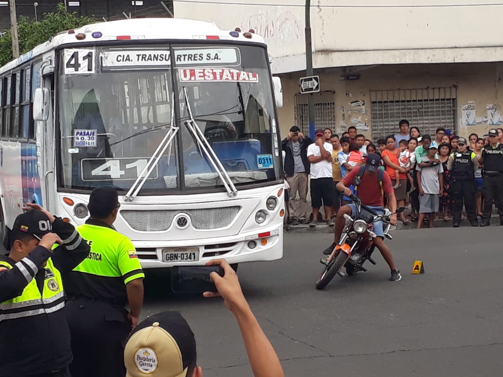 FiscaliaEcuador's tweet photo. #AHORA | #Guayas: se desarrolla reconstrucción de los hechos en torno al accidente de tránsito en el que falleció Dennys Ch., el 9 de enero de 2020, (en 38 y Oriente, en #Guayaquil). #FiscalíaEc busca el mayor número de elementos de convicción para determinar responsabilidades. https://t.co/mYYJEnSo6Z