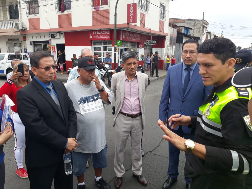 FiscaliaEcuador's tweet photo. #AHORA | #Guayas: se desarrolla reconstrucción de los hechos en torno al accidente de tránsito en el que falleció Dennys Ch., el 9 de enero de 2020, (en 38 y Oriente, en #Guayaquil). #FiscalíaEc busca el mayor número de elementos de convicción para determinar responsabilidades. https://t.co/mYYJEnSo6Z