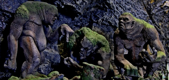 Llegaron a la cueva de los Trolls...allá al principio de esta historia. Encontraron el oro enterrado de los trolls, aún oculto e intacto.- Tengo bastante para toda la vida-dijo Bilbo cuando lo desenterraron-. Sería mejor que tomases tú, Gandalf. Y finalmente lo dividieron.