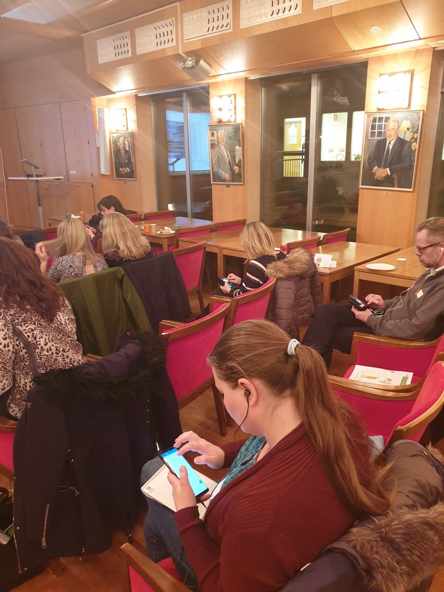 Fullt fokus när <a href="/kallerosenskold/">Kalle Rosensköld</a> höll workshop för att klippa och redigera film för sociala medier. 👩🏾‍🔧🤳 #tillväxtresan #företagsammaburlöv