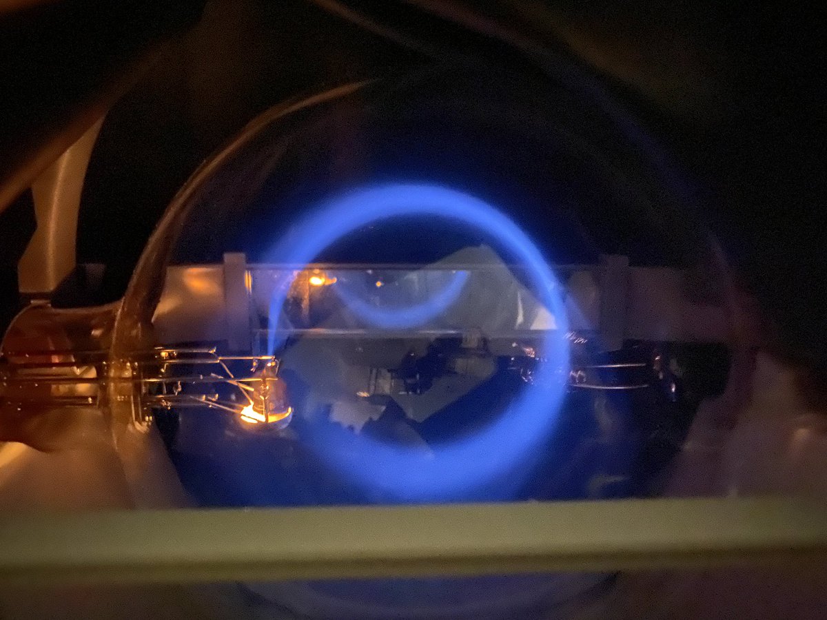 Balakayevans's tweet photo. This is a picture of electrons being accelerated in a glass vacuum tube that’s filled with rarified hydrogen gas (the gas is what makes the electrons appear blue). The electrons are shot up and curved in a circle by using a artificial magnetic field made by two Helmholtz coils. https://t.co/WmXnkxNWGc