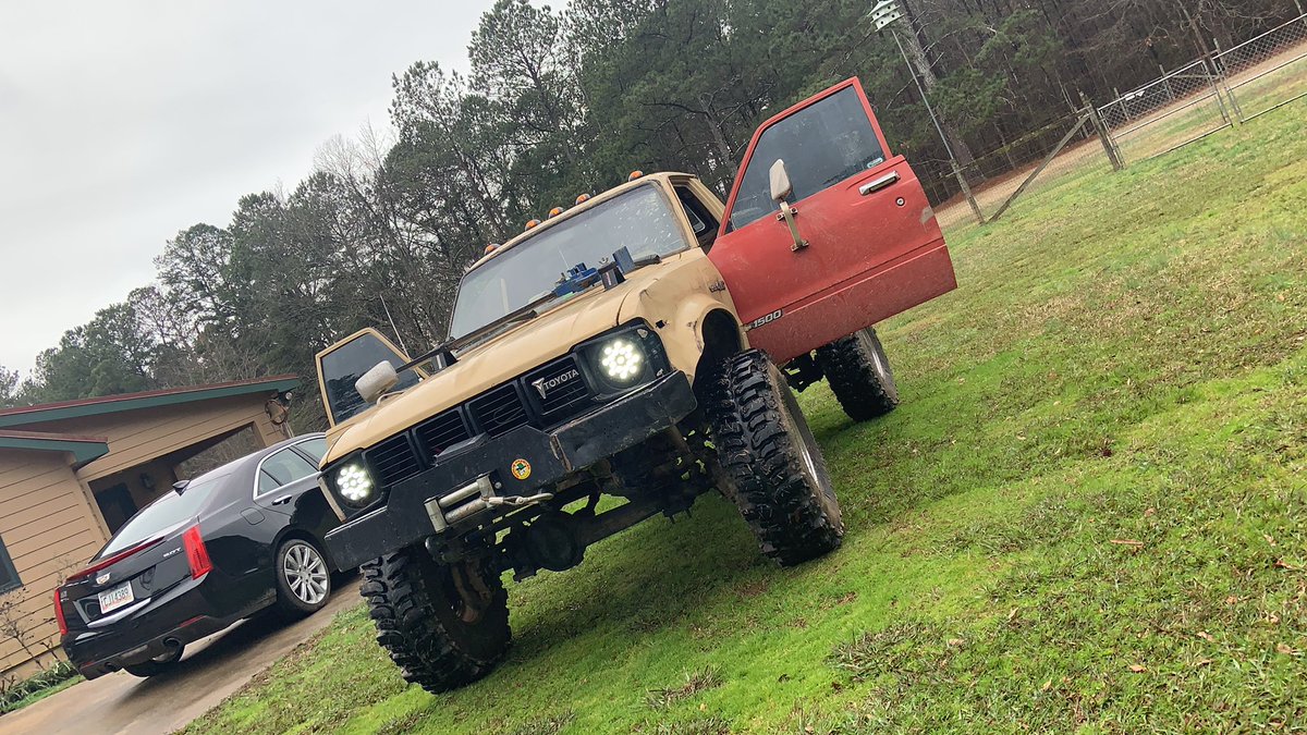 Loganshortt5's tweet photo. Alright now fellas we got the 2 Cadillac’s stanced this evening#ziptiesandbiasplys #mallcrawler https://t.co/HB9uj0ZGWt