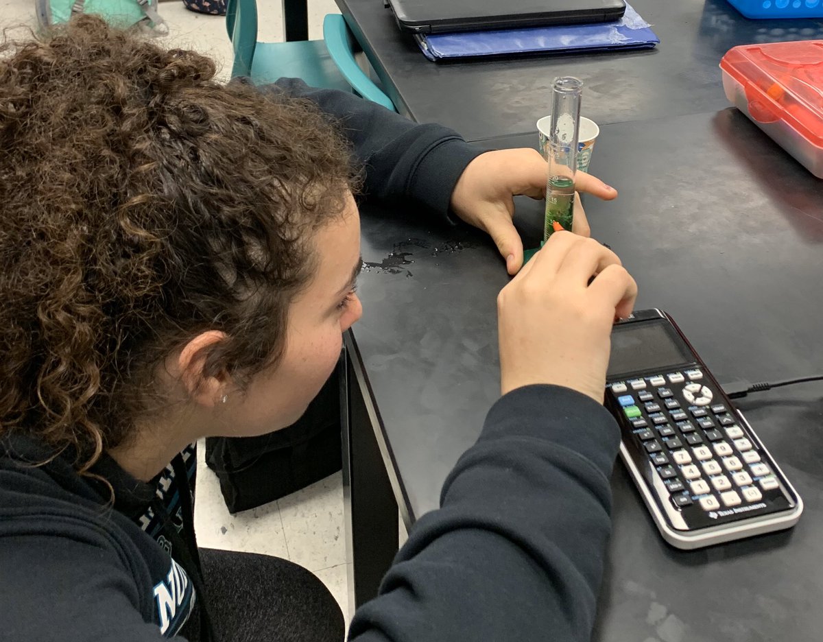 ErinNeylon2's tweet photo. 8th grade science students exploring different ways to measure volume and calculating percent change through osmosis. #gummybearlab #proudtobeamustang @DrDylanSmith https://t.co/EGB0rI1Qlo