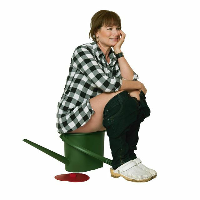 Förr satt folk på pottor, hinkar, tillbringare och alla andra möjliga kärl, när de ville fixa
till sitt guldvatten. Det kunde vara lite vingligt och opraktiskt och knepigt att blanda, så för att göra det lätt och bekvämt för varenda en, uppfann vi Guldkannan Towa. Stabil, hå…