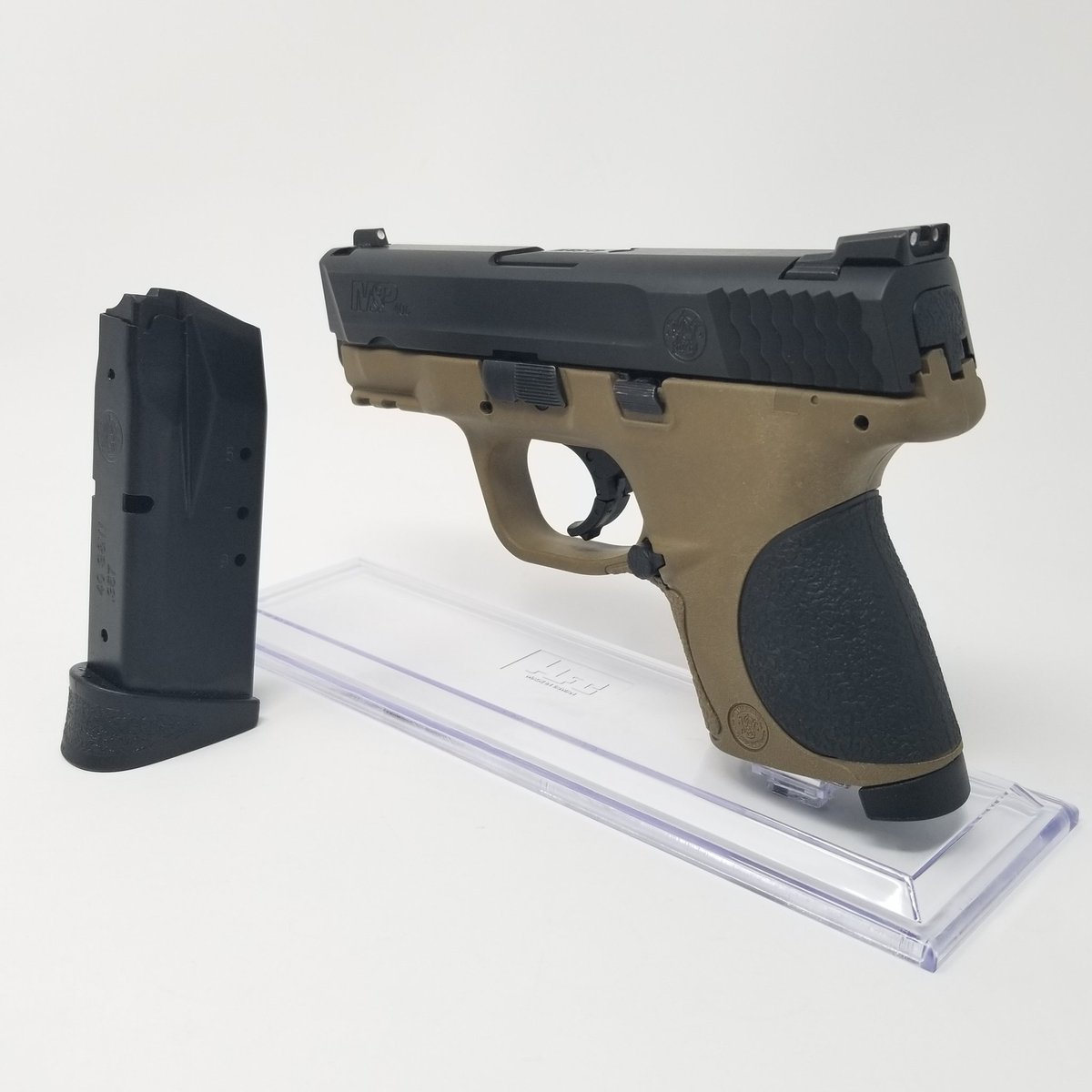TopGunPawn's tweet photo. Durable and comfortable, it's capable of handling as many rounds as you are. Engineered with an attention to detail and superior ergonomics; high-strength polymer frame reinforced with a rigid stainless steel chassis. #SmithandWesson #mp40c #flatdarkearth
β’
($419.99) ππ https://t.co/3cAUX7fwJV
