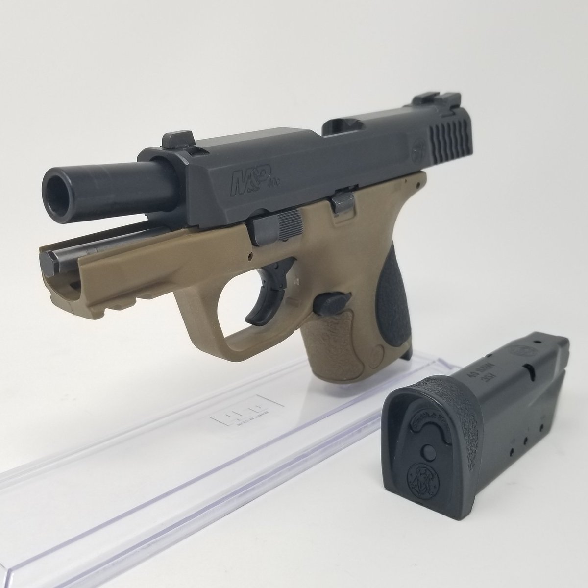TopGunPawn's tweet photo. Durable and comfortable, it's capable of handling as many rounds as you are. Engineered with an attention to detail and superior ergonomics; high-strength polymer frame reinforced with a rigid stainless steel chassis. #SmithandWesson #mp40c #flatdarkearth
β’
($419.99) ππ https://t.co/3cAUX7fwJV