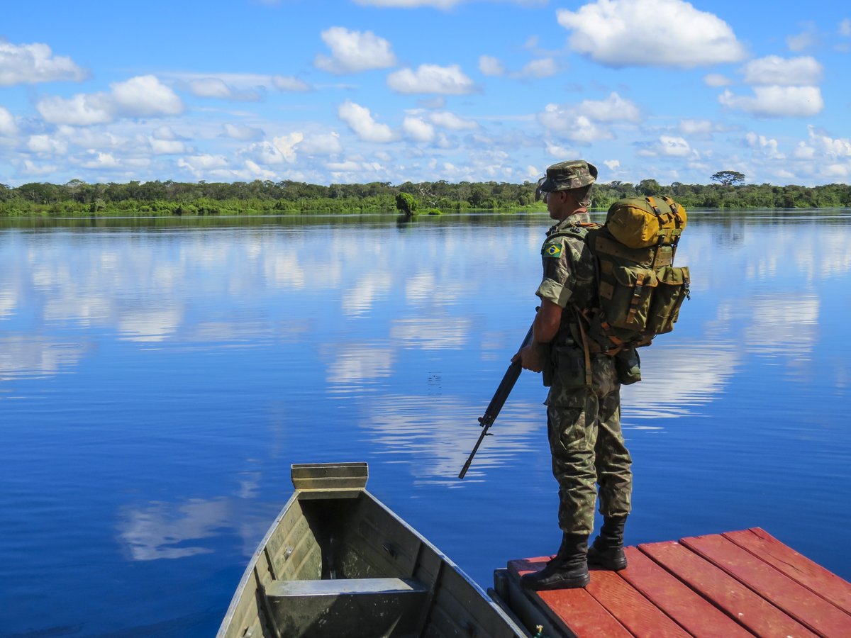 DefesaGovBr's tweet image. Em 2020, o #ProgramaCalhaNorte completa 35 anos atuando na vida dos brasileiros. Além de vigiar e proteger as fronteiras do nosso país, são realizados atendimentos médicos, pavimentação de ruas, construção de escolas e diversas outras ações que fazem a diferença para a sociedade.