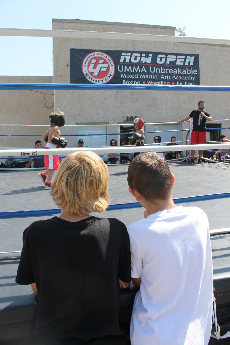 #throwbackThursday: A Labor Day boxing match outside Unbreakable Mixed Martial Arts Academy’s former 1st South and Main
Street location, right after the 2014 Onion Days Parade ended.

#paysonutah #oniondays #utahnews #paysonchronicle #thepaysonchronicle
#boxing
