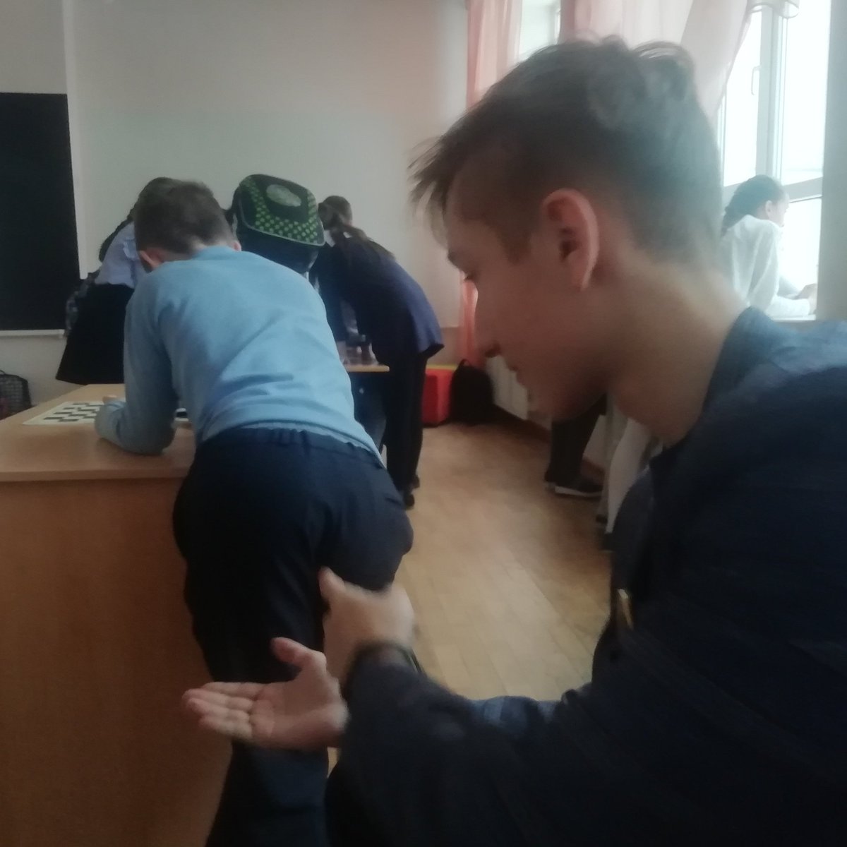 На перемене рвёт попку рвёт попку