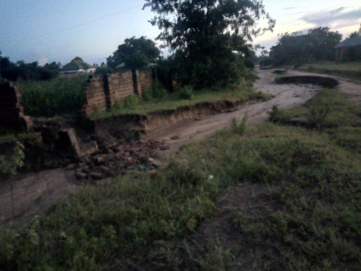 MataulaSO's tweet photo. @millardayo barabara ya urambo -kigoma (kwa korigwa  center) kalvat zimeelekezwa kwenye nyumba za wananchi  maji yanabomoa na karibu makazi https://t.co/XLaHfBa9rp