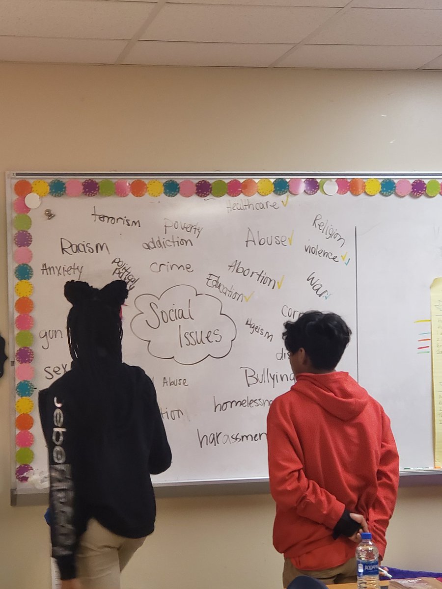 ReadingWenger's tweet photo. Students focussing on social issues that are present in their dystopian novels! @CLCRidgeview #dystopia #realworldconnections #socialissues https://t.co/wmKUAgjB9V