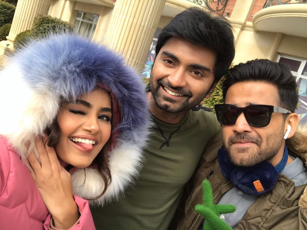 AnupamaTamilFC's tweet photo. Some crazy pic with crazy boys 😍🥰😍 to fullfill the craziness😜 of the crazy girl @anupamahere 😍😘 crazy day✌🤩✌
Lovely people's 😍in one frame🥰 @Atharvaamurali bro & @amitashpradhan bro
#instpost
#anupamaparameswaran #loveanupama #dreamgirl https://t.co/K9kFWqbslf