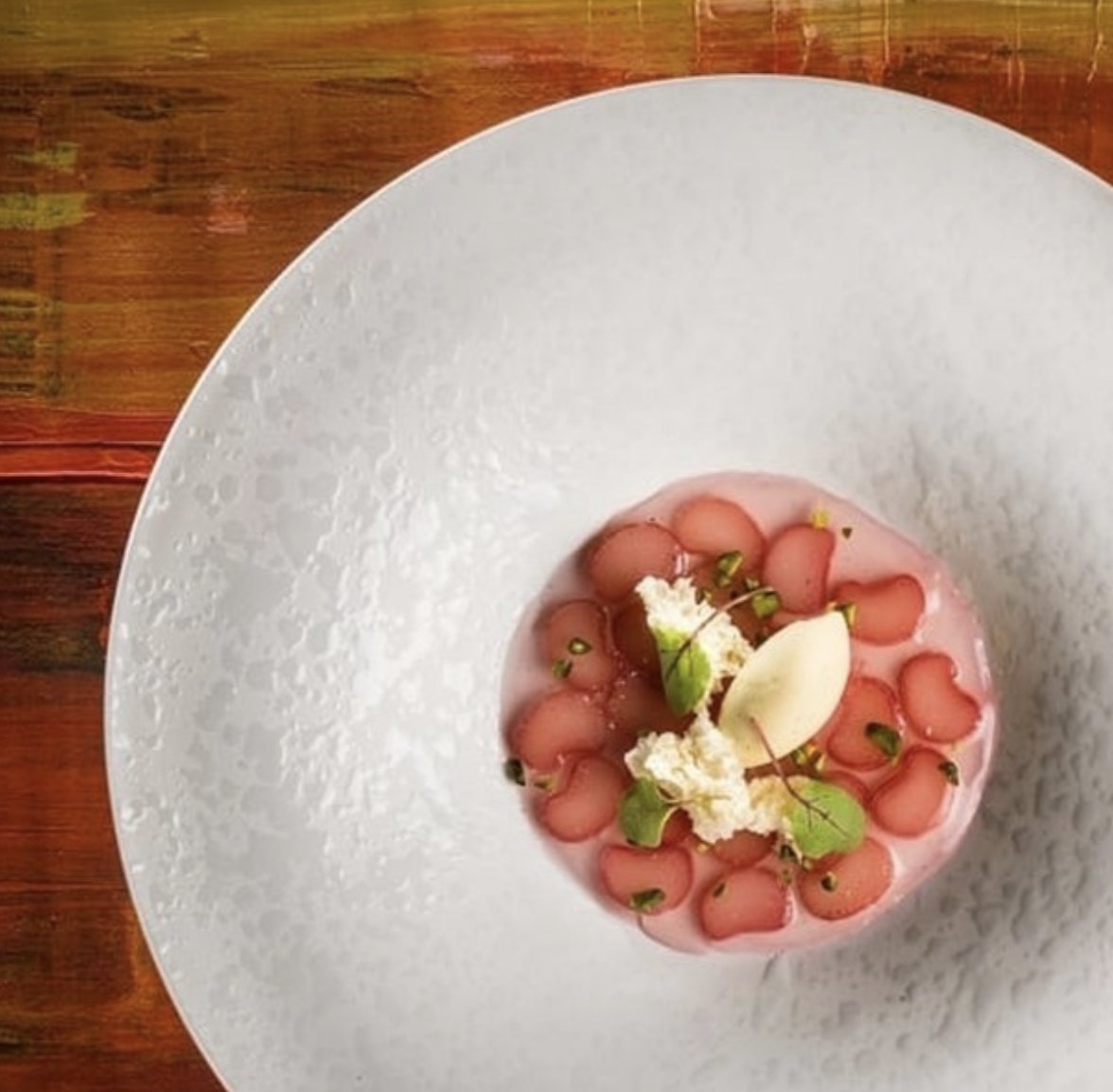 WalkingMatters's tweet photo. Yorkshire rhubarb, English sparkling #wine and #ginger by Simon Jenkins served in @GoodfellowsLtd's stunning Diva Gourmet Bowl! ✨✨
⁠#TabletopMatters
#chefplates #designhunter #designinspo #gastroart #greatplates #chefstalk #foodpic #foodart #foodpresentation #bowl https://t.co/PuQWmsiWmN