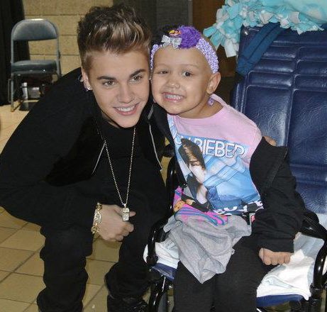 جاستن حقق اكثر من 300 أمنية معجب من جمعية خيرية Make A Wish لمساعدة الأطفال اصحاب الأمراض المستعصية....