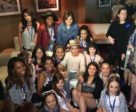 جاستن حقق اكثر من 300 أمنية معجب من جمعية خيرية Make A Wish لمساعدة الأطفال اصحاب الأمراض المستعصية....