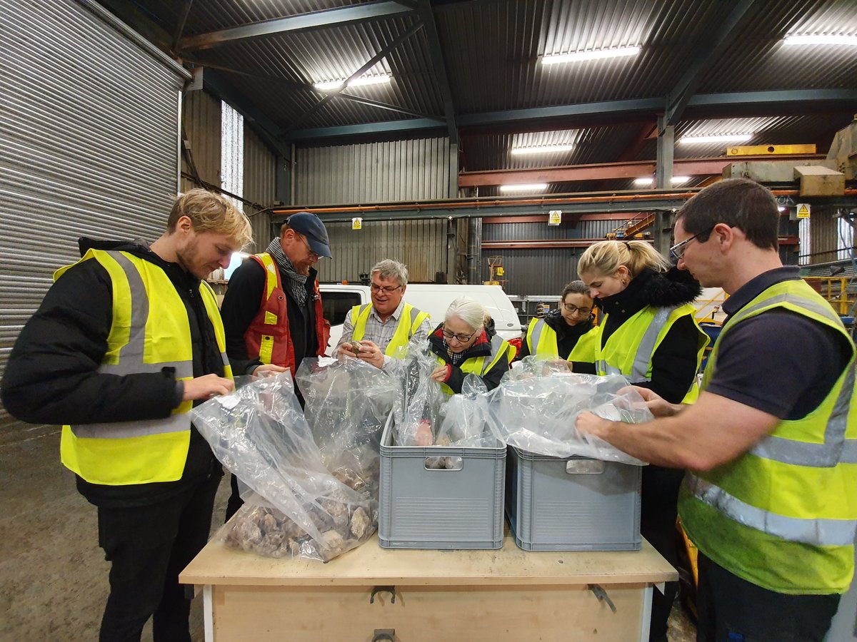 Lithium4Uk's tweet photo. Staff from @NHM_London, @CornishLithium and @WA_Mining inspect UK Lithium-bearing rocks to select the most promising, in order to carry out testing to demonstrate that UK Lithium sources have the potential to produce battery grade Lithium compounds. https://t.co/h1qjC1Wprw