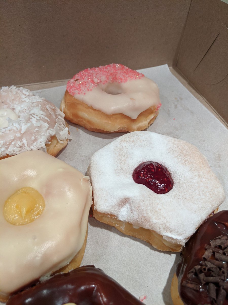 SEVEN24films's tweet photo. Thank you to the amazing #YYCEarpers who brought doughnuts and handwarmers for the cast and crew 😭😭😭
They will be on set shortly! https://t.co/40m6pSzitt