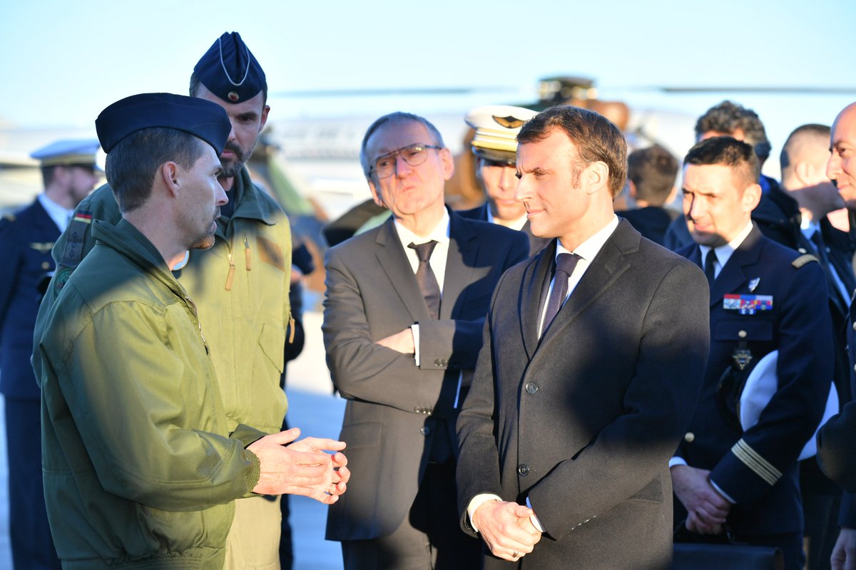 Armee_de_lair's tweet image. #Fildéfense Le chef de l'Etat a ensuite échangé avec les personnels militaires des armées qui contribuent aux opérations extérieures ; équipages d'un A400M de l'Armée de l'air, d'un Tigre de l'@armeedeterre et d'un Atlantique 2 de la @MarineNationale 📷⤵️