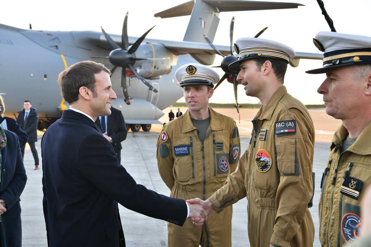 Armee_de_lair's tweet image. #Fildéfense Le chef de l'Etat a ensuite échangé avec les personnels militaires des armées qui contribuent aux opérations extérieures ; équipages d'un A400M de l'Armée de l'air, d'un Tigre de l'@armeedeterre et d'un Atlantique 2 de la @MarineNationale 📷⤵️