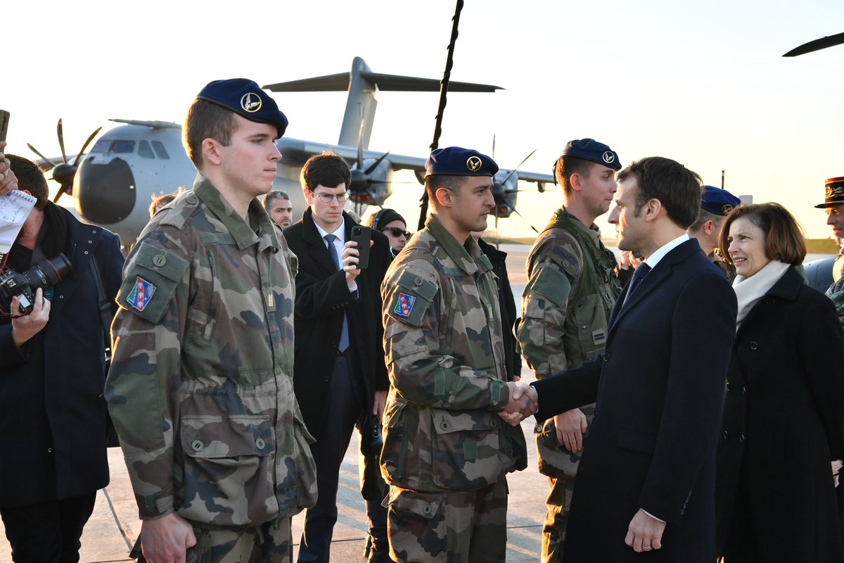 Armee_de_lair's tweet image. #Fildéfense Le chef de l'Etat a ensuite échangé avec les personnels militaires des armées qui contribuent aux opérations extérieures ; équipages d'un A400M de l'Armée de l'air, d'un Tigre de l'@armeedeterre et d'un Atlantique 2 de la @MarineNationale 📷⤵️