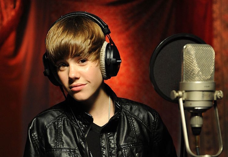 •٢٠١٠
•سجل جاستن اغنية “We are the world 25 for Haiti” وهو طفل مع مجموعة من المشاهير زي "سيلين ديون،...