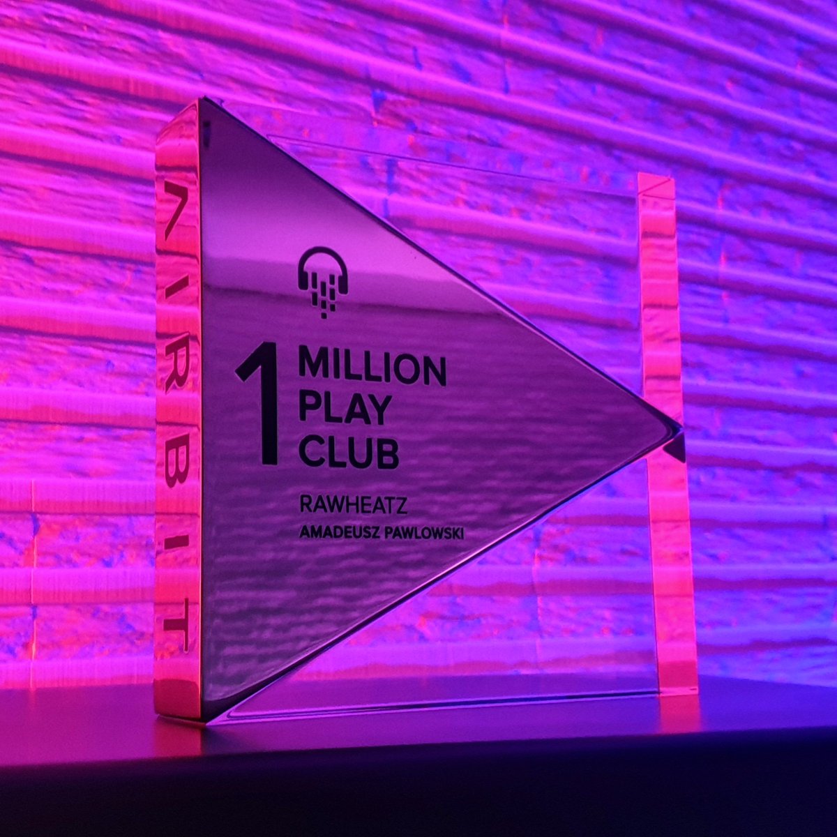RawHeatz's tweet photo. Thank you @airbit for doing great work on creating the best platform for producers. Keep up the motivation and continue to help talented people chase their dreams. 

#millionplayclub #airbit https://t.co/LR1Aye1PZe