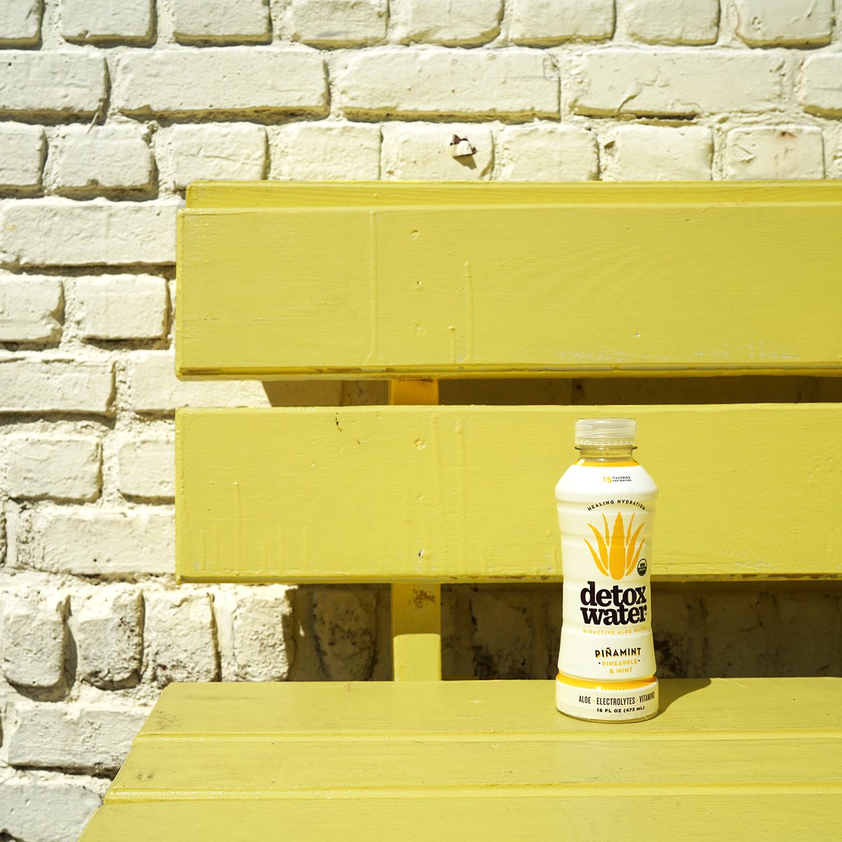 Say goodbye to that midday slump and aloe to the perfect pick-me-up. #Detoxwater is packed with the highest quality prebiotic aloe, electrolytes and vitamins. It’s the energy boost your immune system needs. 🌞 #DrinkAloe #HealingHydration