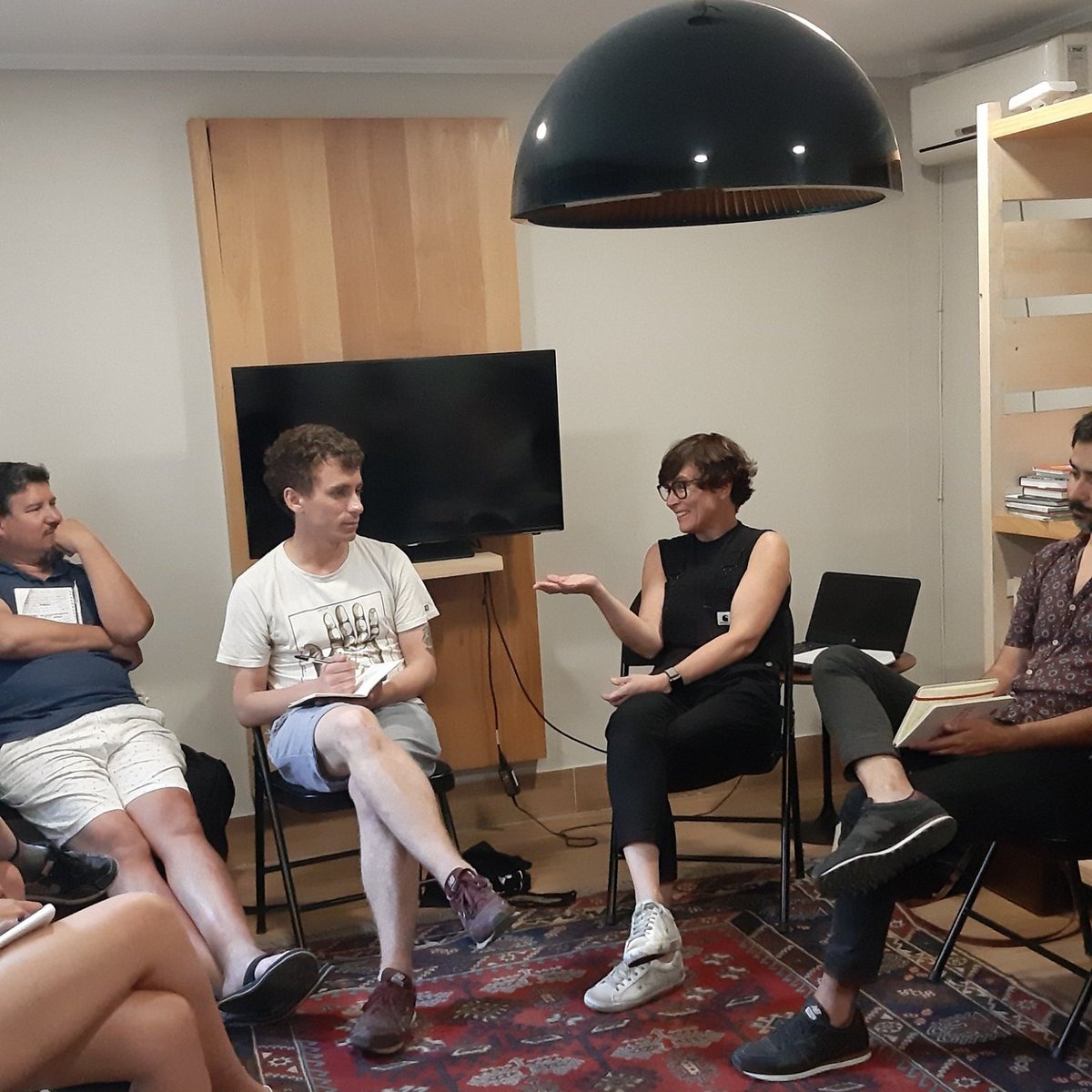 fundalafuente's tweet photo. Segundo día de encuentro con nuevas actividades para los equipos de @Biblioteca_Viva y @vivaleer.
#EscrituraCreativa con la escritora @bertrand_sara ✍📚y programación de #festivalesculturales
¡Intenso, entretenido, con lluvias de ideas y mucho trabajo colaborativo! 😉 https://t.co/7dvAHknW3m