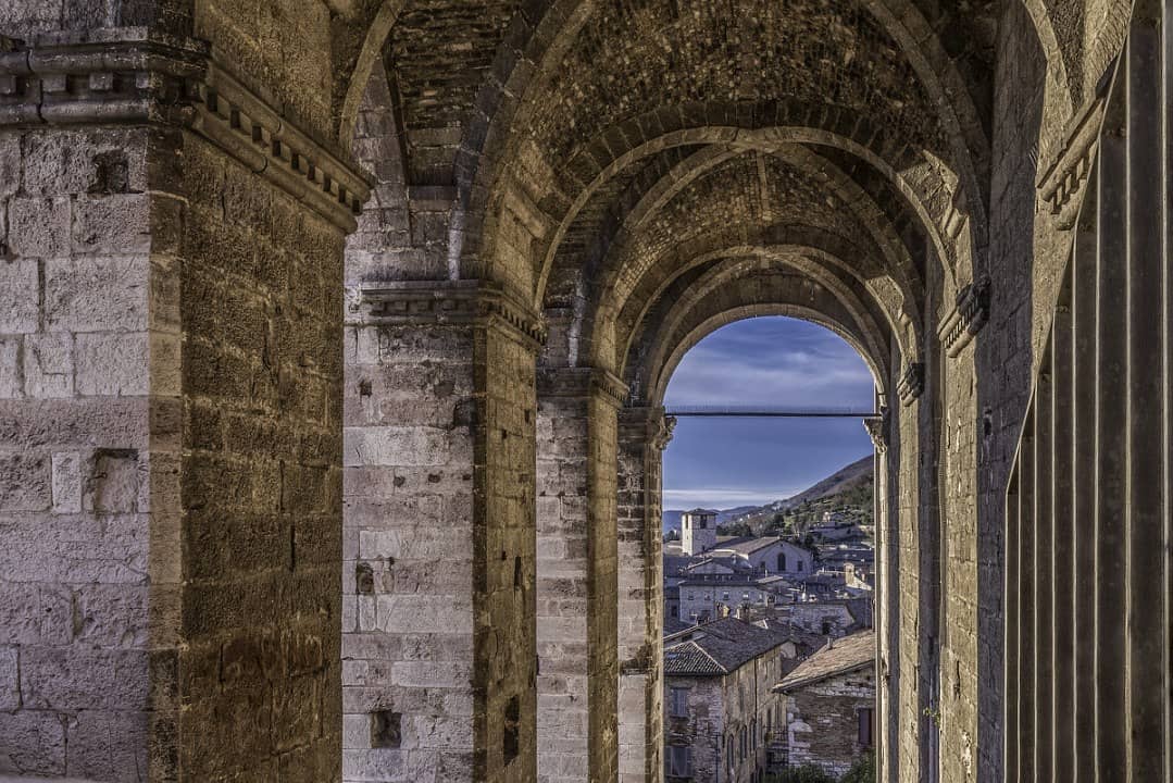 UmbriaTourism's tweet photo. Uno scorcio di #Gubbio in una preziosa cornice …quella  del porticato del maestoso Palazzo dei Consoli. Se siete in visita al palazzo non trascurate di ammirare il panorama da qui! 
https://t.co/hkVpvZDAt8
Fotografia di davideforti1967
#umbriacuoreverde #umbriaculture https://t.co/9bd1RPvCoQ