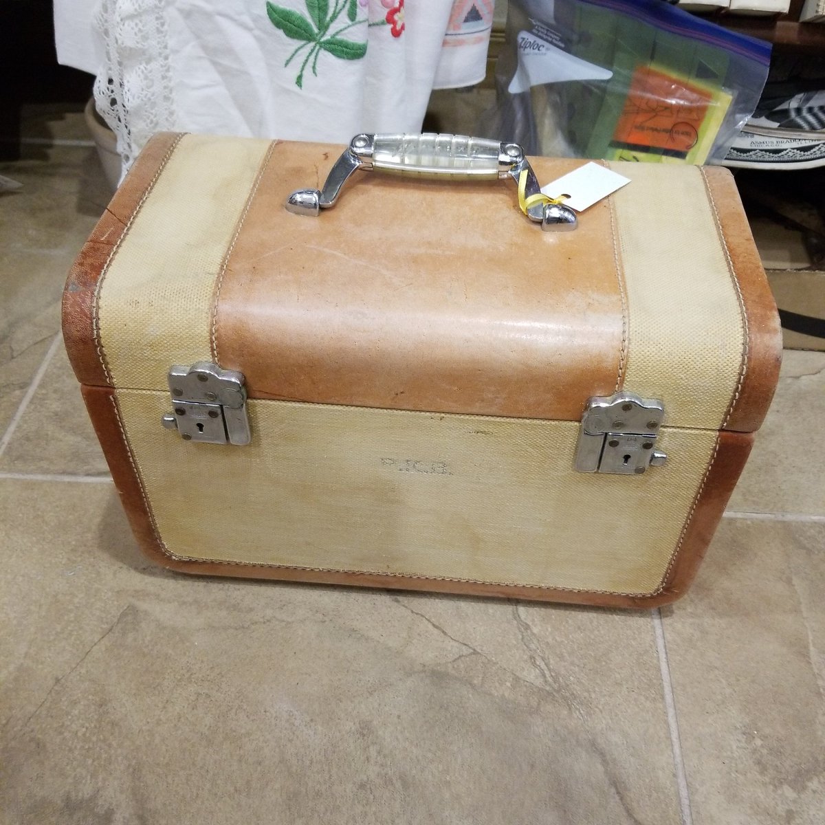 FiengoJane's tweet photo. 1940s "Wheary" Train Case!!! #itsallgoodep #antiques #wheary #1940swheary #whearytraincase #vintagesuitcase #1940s #bethsbooth #theantiquemallelpaso #helenshiddentreasures #helenschoice #Janeswall #elpasomag #elpasopix #circa #fashooo #moretosee #findus #howboutit https://t.co/Qe3E7ELEf0