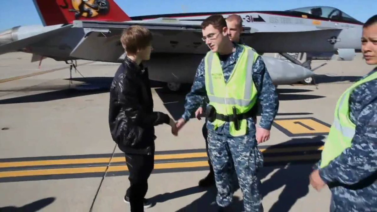 •٢٠١٠
•اصدر جاستن اغنية وميوزك فيديو “Pray” وزار المحتاجين والمتضررين وطلب من المعجبين والناس تصلي و...