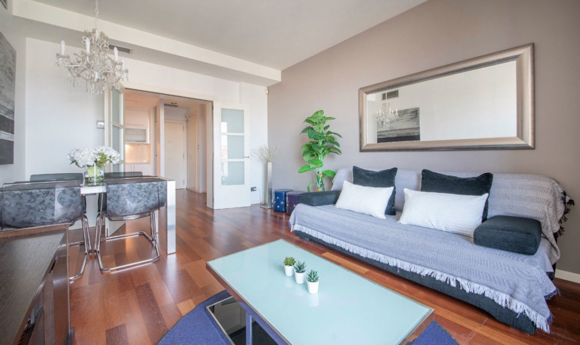 YouStylish's tweet photo. Check out our quiet city center apartment with a balcony #YSB146 

It is perfect for a couple who is willing to have a peaceful, yet central vacation in the beautiful Barcelona! 🌞 https://t.co/dVeWGvT6TK