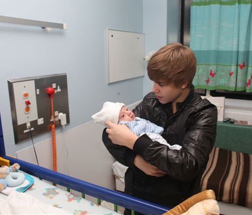 •٢٠١٠
•تبرع جاستن بأرباحه من ألبومه "My Worlds Acoustic" لمستشفيات الأطفال. https://t.co/6iDUbObgmT