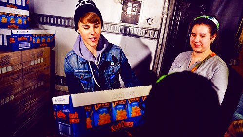 •٢٠١١
•زار جاستن عربات الطعام في كندا لأن في طفولته الصعبة كان يحصل على الطعام عن طريقها وأحضر شاحنا...