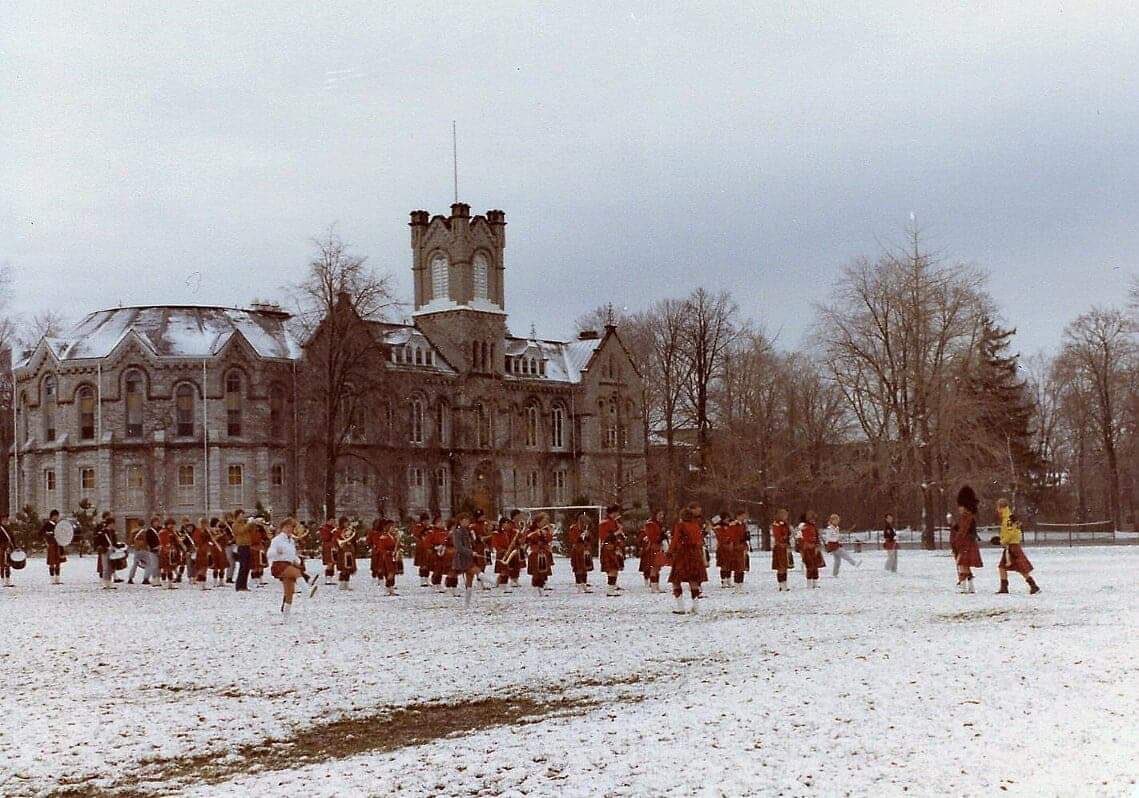 QueensBands's tweet photo. In honour of today’s wintry weather, here’s a #throwbackthursday to a snowy practice on Kingston Field (now Nixon Field) in 1981. ❄️☃️❄️ https://t.co/Y8vJCsO1yz