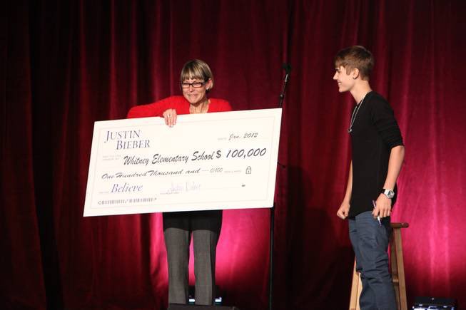 •٢٠١١
•قرر جاستن يسوي حفل موسيقي خاص وتبرع بمبلغ 100000 دولار لمدرسة توفر للأطفال المحتاجين الملابس...