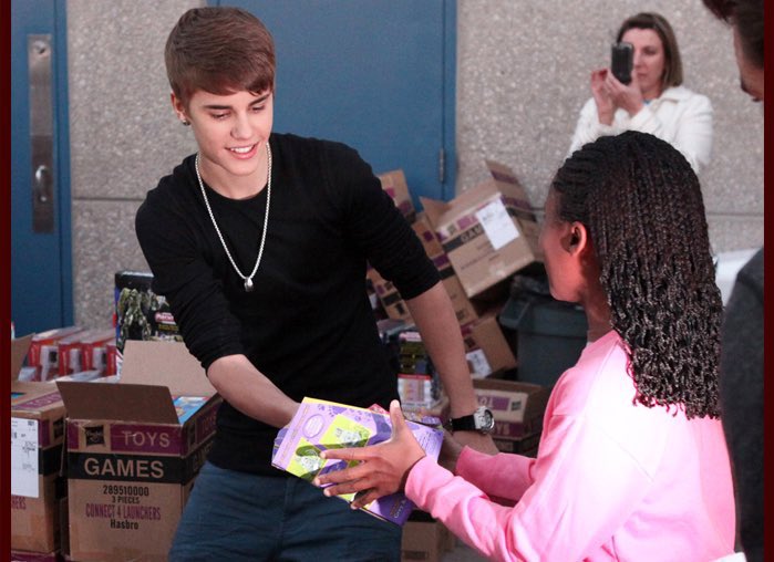 •٢٠١١
•قرر جاستن يسوي حفل موسيقي خاص وتبرع بمبلغ 100000 دولار لمدرسة توفر للأطفال المحتاجين الملابس...