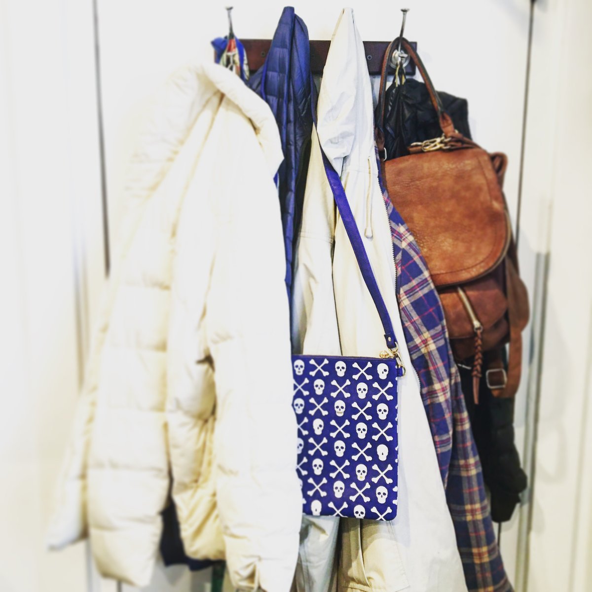 otg247's tweet image. The #6 is the perfect COLD WEATHER accessory.  Caught in the snow...no worries, our bags are waterproof...just wipe it down!  #makelifesimple #wintertime #love #snowdays #winterlife #winterfashion⁠
⁠#waterproof #crossbody #nostress #onthego #organized #bagtoorganizeyourlife