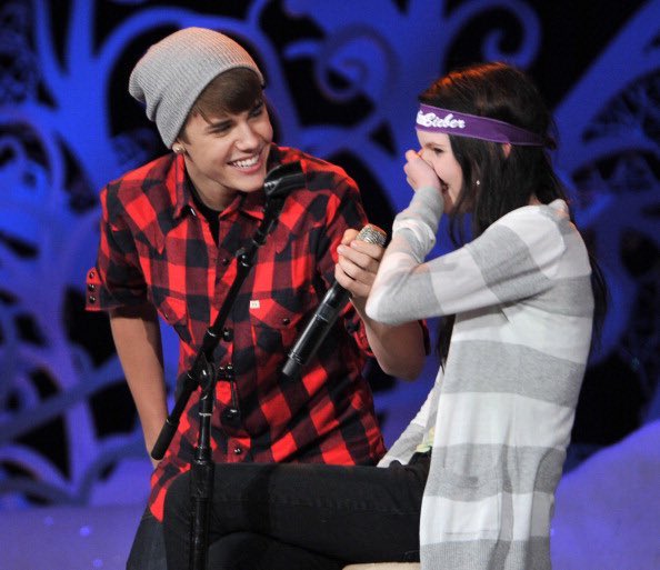 •٢٠١١
•تبرع جاستن بمبلغ 500000 دولار لمؤسسة Wish Children بعد حفل خاص بمناسبة الكريسماس وجميع العائد...