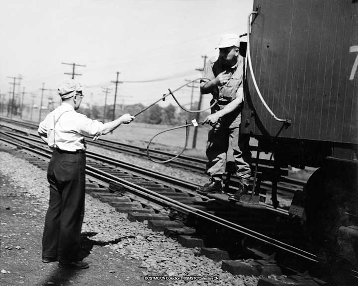 SciTechImages's tweet photo. Exchanging written train orders with a moving train, Canada, 1930 fr #CN Coll @SciTechMuseum Archives #eail #trains https://t.co/IOgiYZkN69