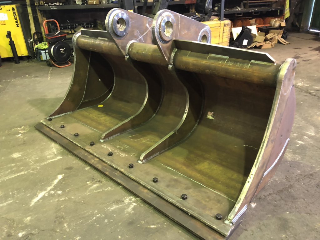 Abiljo_buckets's tweet photo. A few #gradingbuckets just being finished ready for delivery. A couple of #tilting ones for 7 and 20ton #excavators and a #heavyduty 45 ton size one #builtinbritain #builttolast https://t.co/zJ84ExOKS2