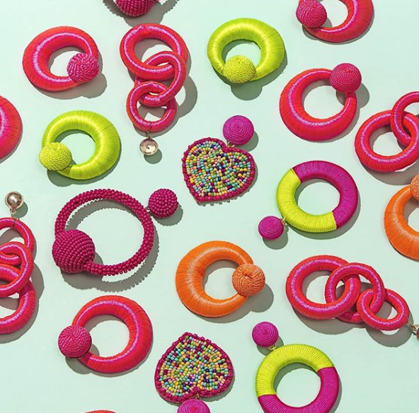 Renner_UY's tweet photo. ¡Días de verano a puro color! Te invitamos a elegir cuál accesorio complementa mejor tu look ❤️ Accesorios en tonos coloridos que acompañan looks coloridos. Visitá nuestras tiendas para conocer las novedades. https://t.co/9jIQGl9iCs