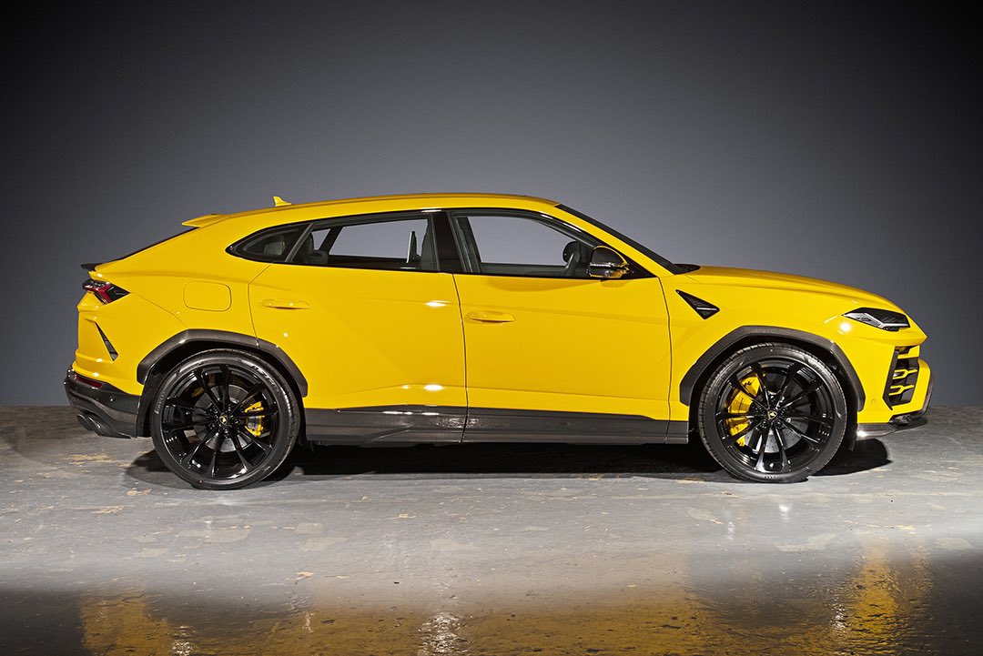 CARismaPHOTO's tweet photo. A real eye catching colour on this #lamborghini #lamborghiniurus and was great lighting it in our studio! Angular design to compliment the car shape #carismaphoto #carart #carphotography #carporn #supercars #supercarsoflondon #classiccars https://t.co/JF7UMBNxxd