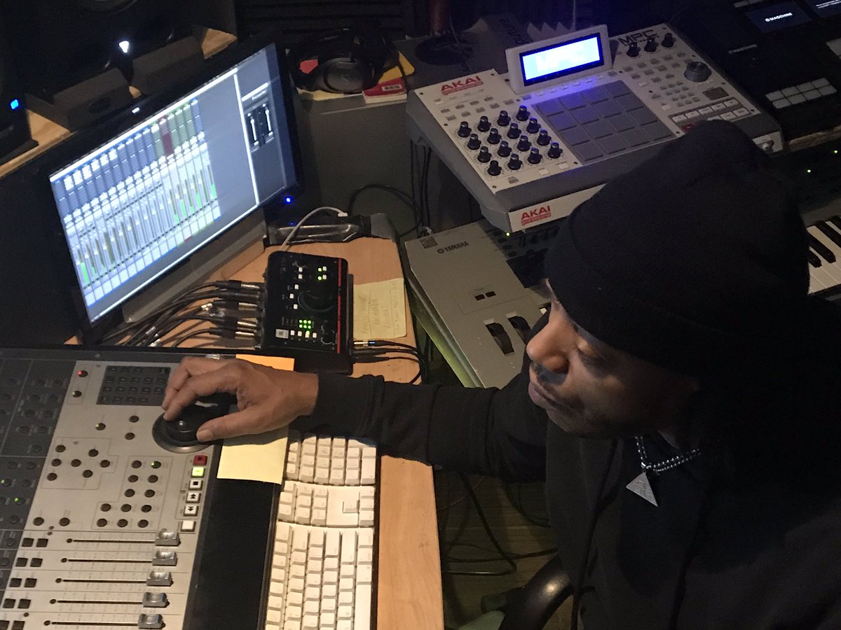 klearfullscale's tweet photo. Work late in da lab on this International project wit Matt U Johnson !, Maxamillion Estevez, Amanya Amariel. A pure Mash Up! A Chicago Wonda Twinz Production. https://t.co/3TNl0bHp10