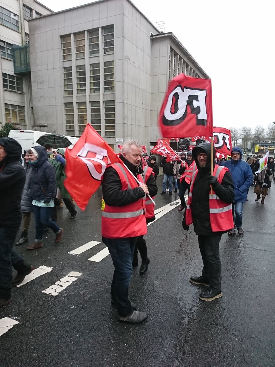 FOHIACT's tweet photo. 🔴✊ 🆘️#Retraites 🆘️ #Bretagne #Finistère #Brest #16Janvier2020 Manifestation sous la tempête, un peu moins de monde mais toujours autant de détermination #UDFO29 #FORCEOUVRIÈRE https://t.co/yV5dXU3mQH